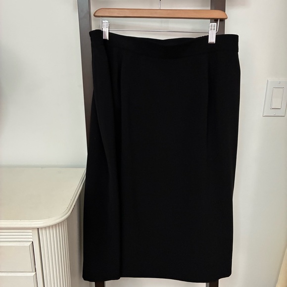 Vintage Black Women's Skirt by Jones. Size 16. Made in 🇨🇦Canada. Lined, classic! - Picture 3 of 13